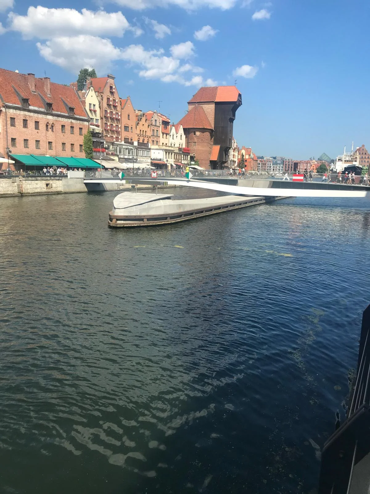Historický jeřáb Żuraw a moderní zvedací most v Gdaňsku